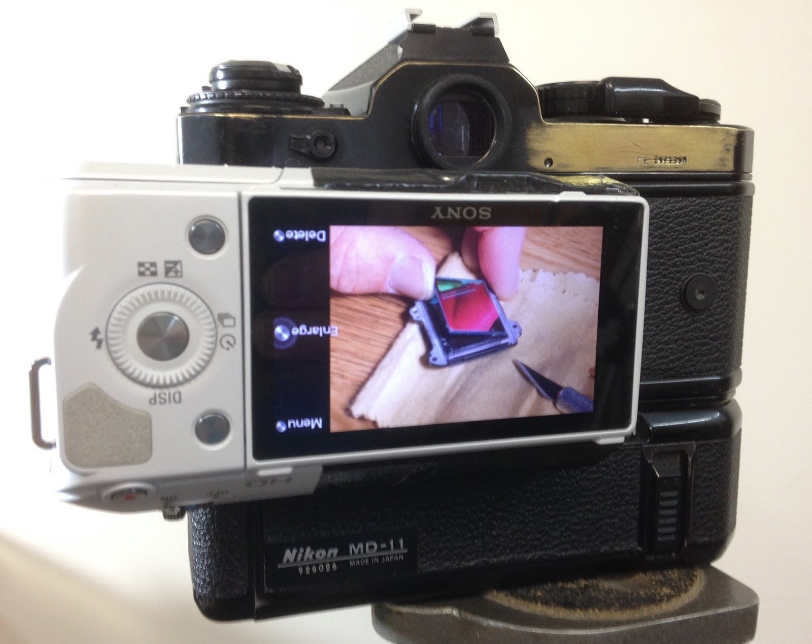 Esta cámara es una réflex analógica de las de antes, pero tiene Bluetooth