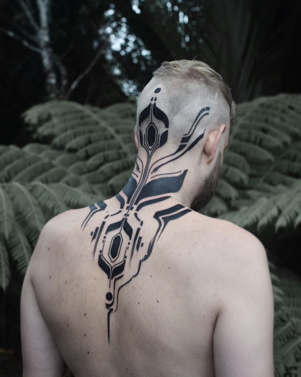 Cyber tattoo. Тату киберпанк. Тату мужские футуристические. Татухи в стиле киберпанк. Татуировки киберпанк мужские.