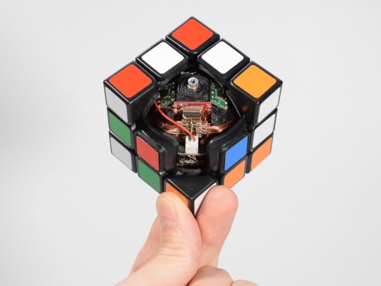 El cubo de Rubik que se resuelve solo – NeoTeo