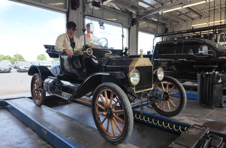 Llevando un Ford T al taller en 2024